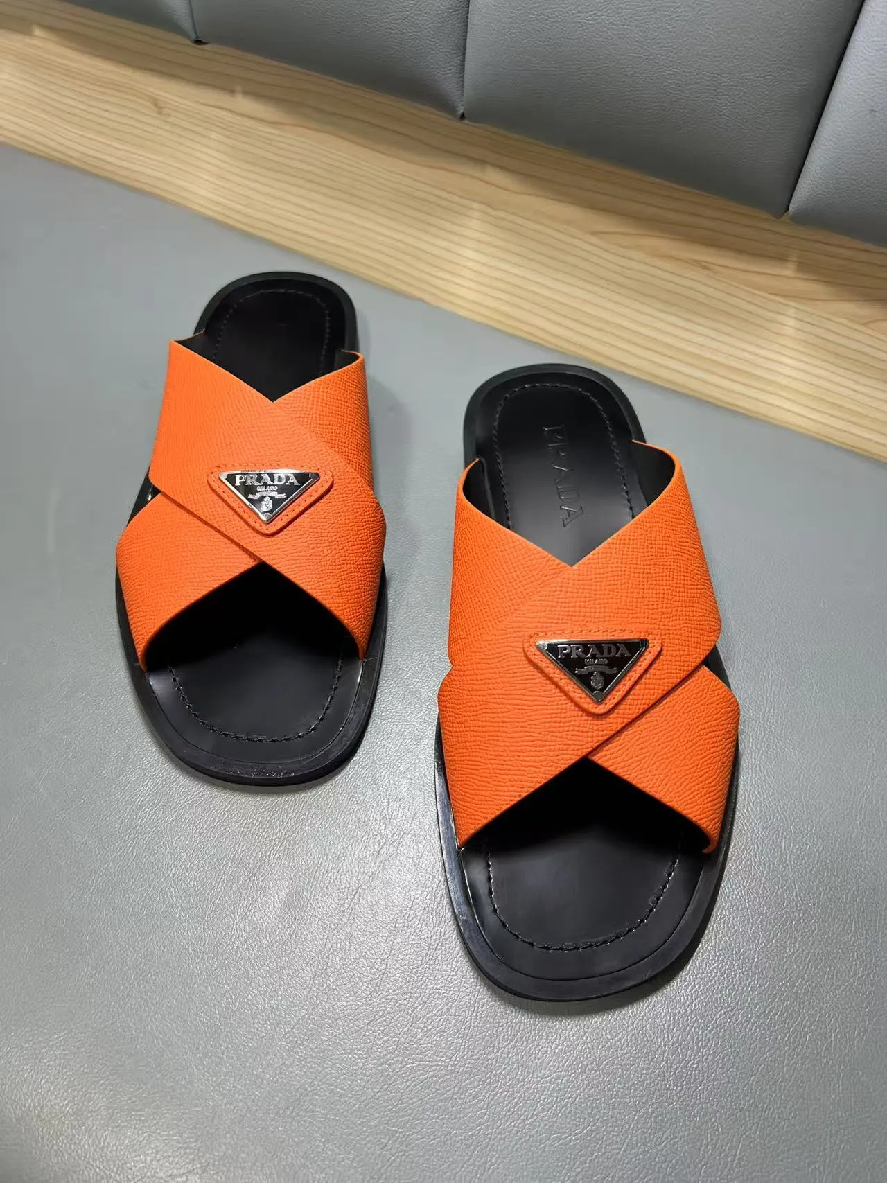 340💰PRADA Prada’s latest slippers are synchronized with the official website. This slipper is made of the brand’s unique and iconic Saffiano leather. The brand logo jumps out from the double straps, and the brand style is clearly visible. Cowhide gives men elegant charm and functional design, making it an ideal choice for vacation and leisure. Size:38-45